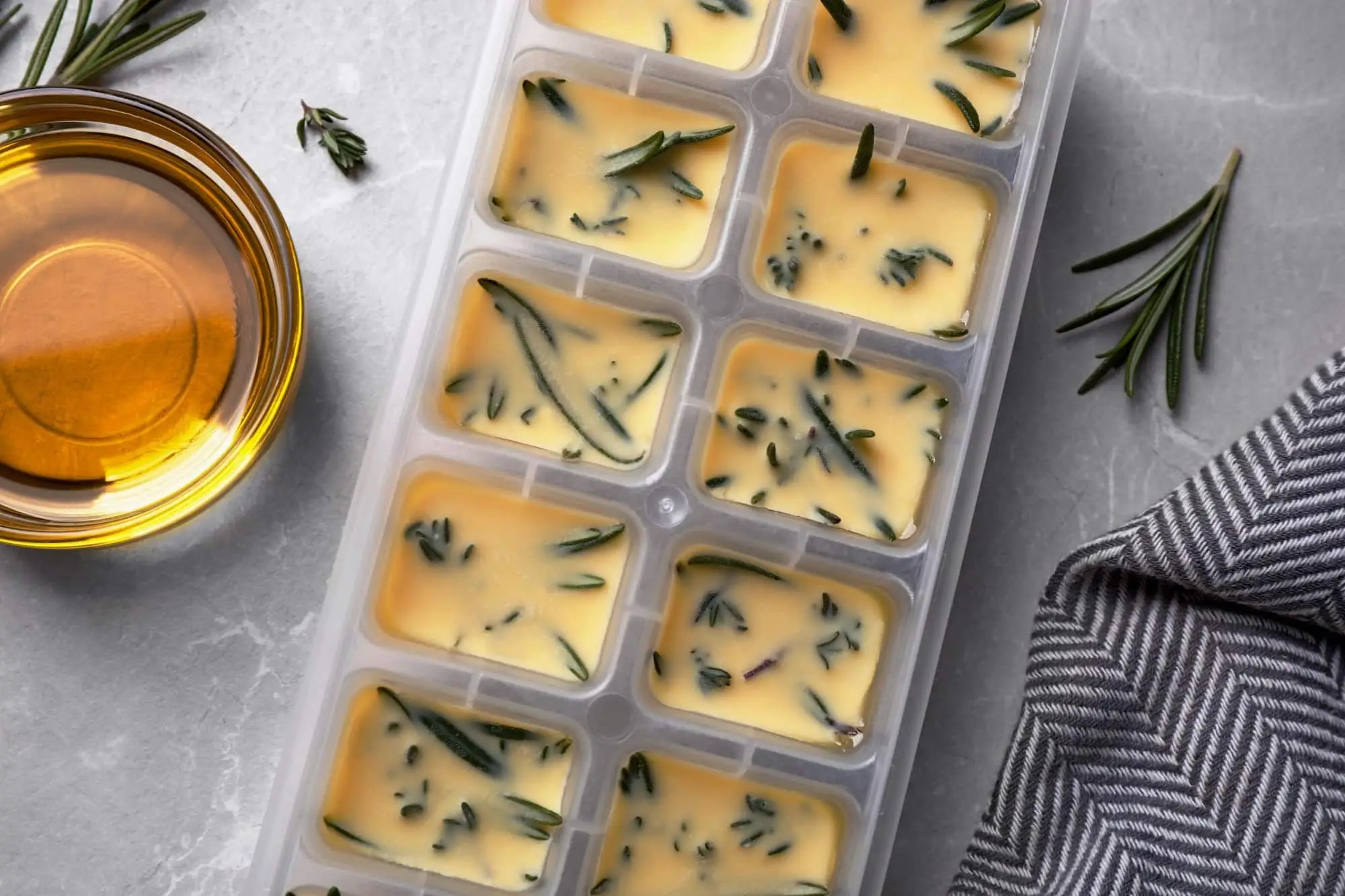 Você pode congelar alecrim?