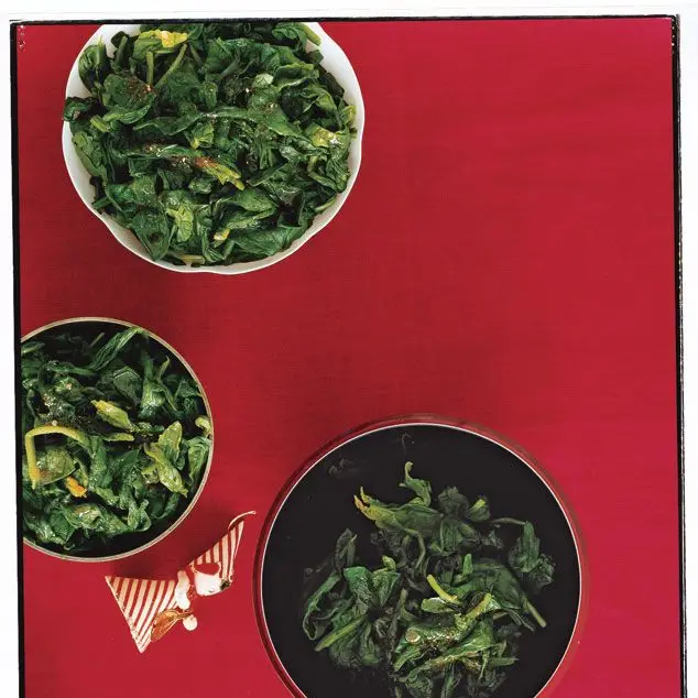 Espinafre murcha com manteiga de noz -moscada