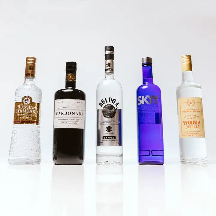 5 garrafas essenciais de vodka que você precisa para o seu bar doméstico