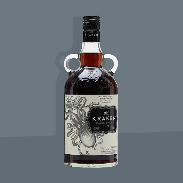 A revisão de rum com especiarias pretas Kraken