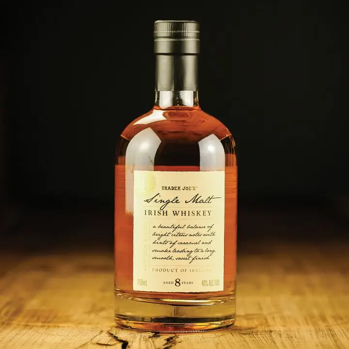 Nós provamos o único uísque irlandês do Trader Joe para descobrir se vale a pena