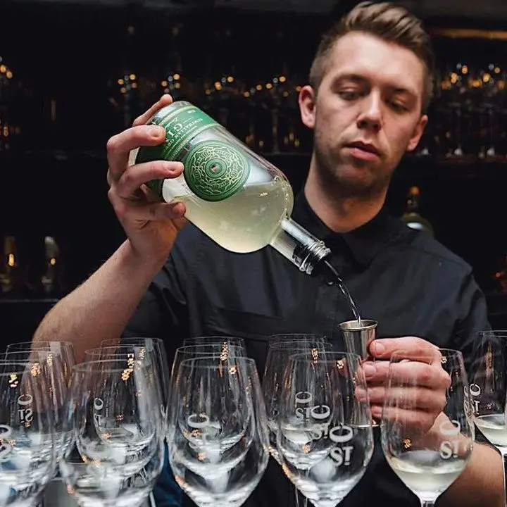 Barman, há uma formiga no meu gin