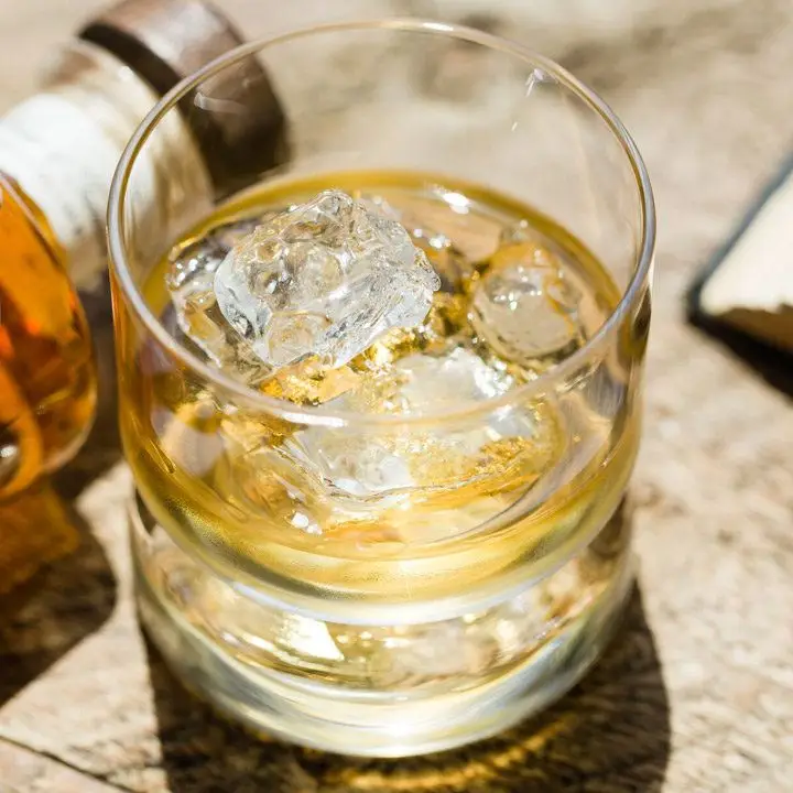 O bourbon com sabor de castor agora é uma coisa. Aqui está o que você precisa saber