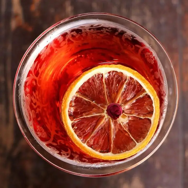 Este é o novo licor francês que suas bebidas precisam. Se você pode obtê -lo