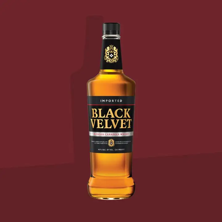 Revisão de uísque canadense de veludo preto