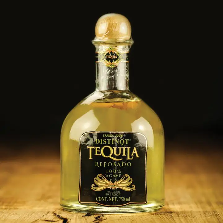 Nós provamos a tequila distinqt do Trader Joe para descobrir se você deveria comprá -lo