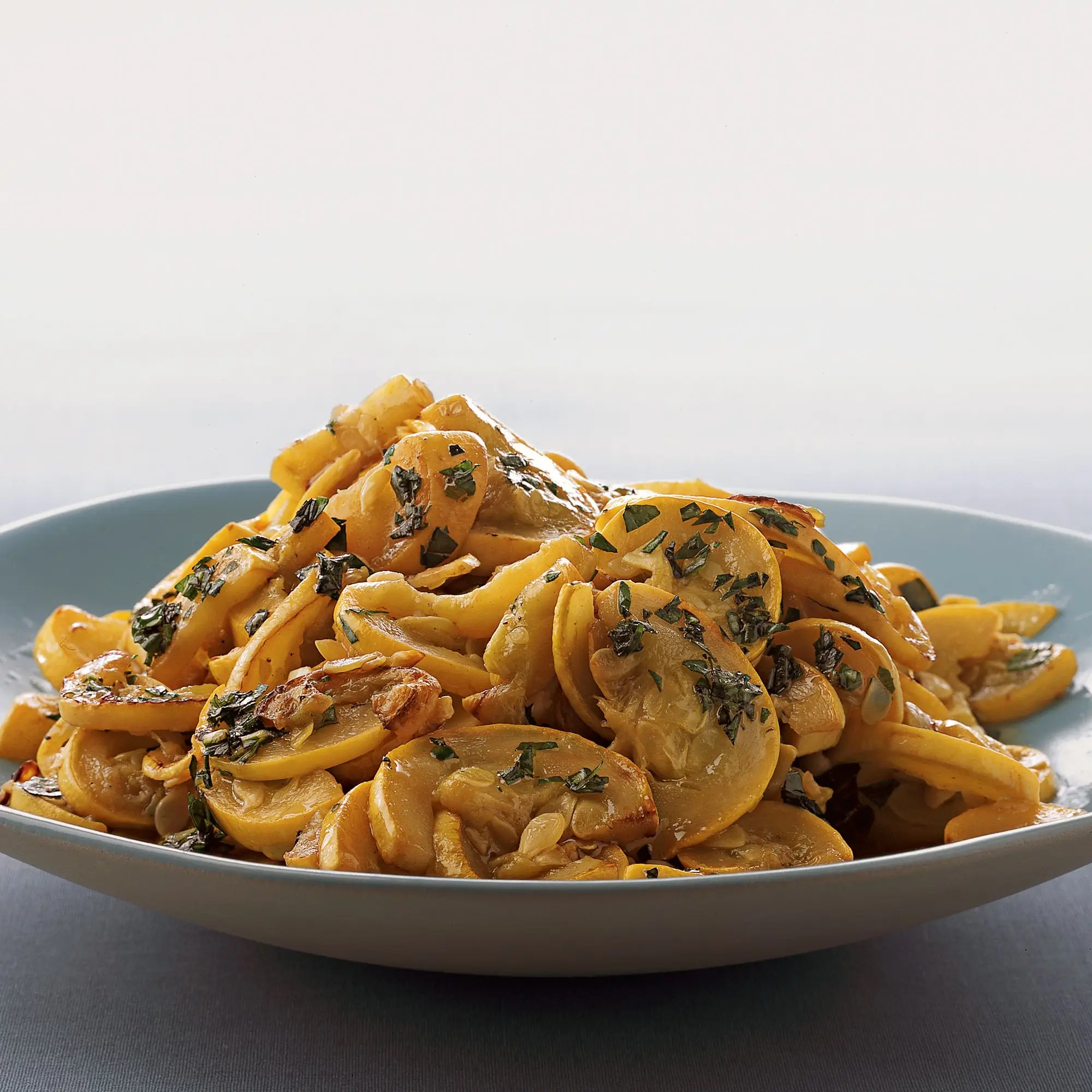 Abóbora amarela sufocada com manjericão