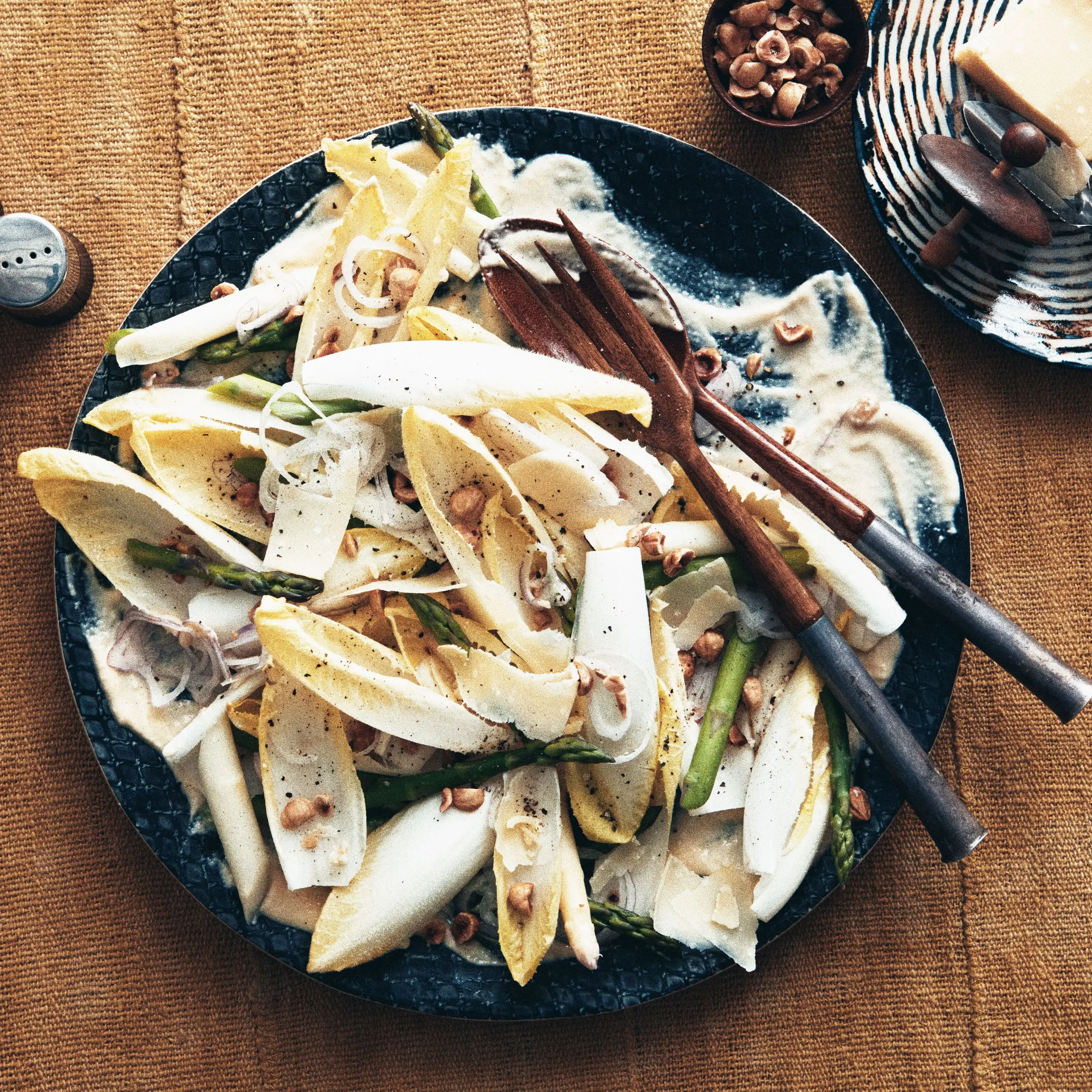 Aspargos e salada endívia com creme Comté