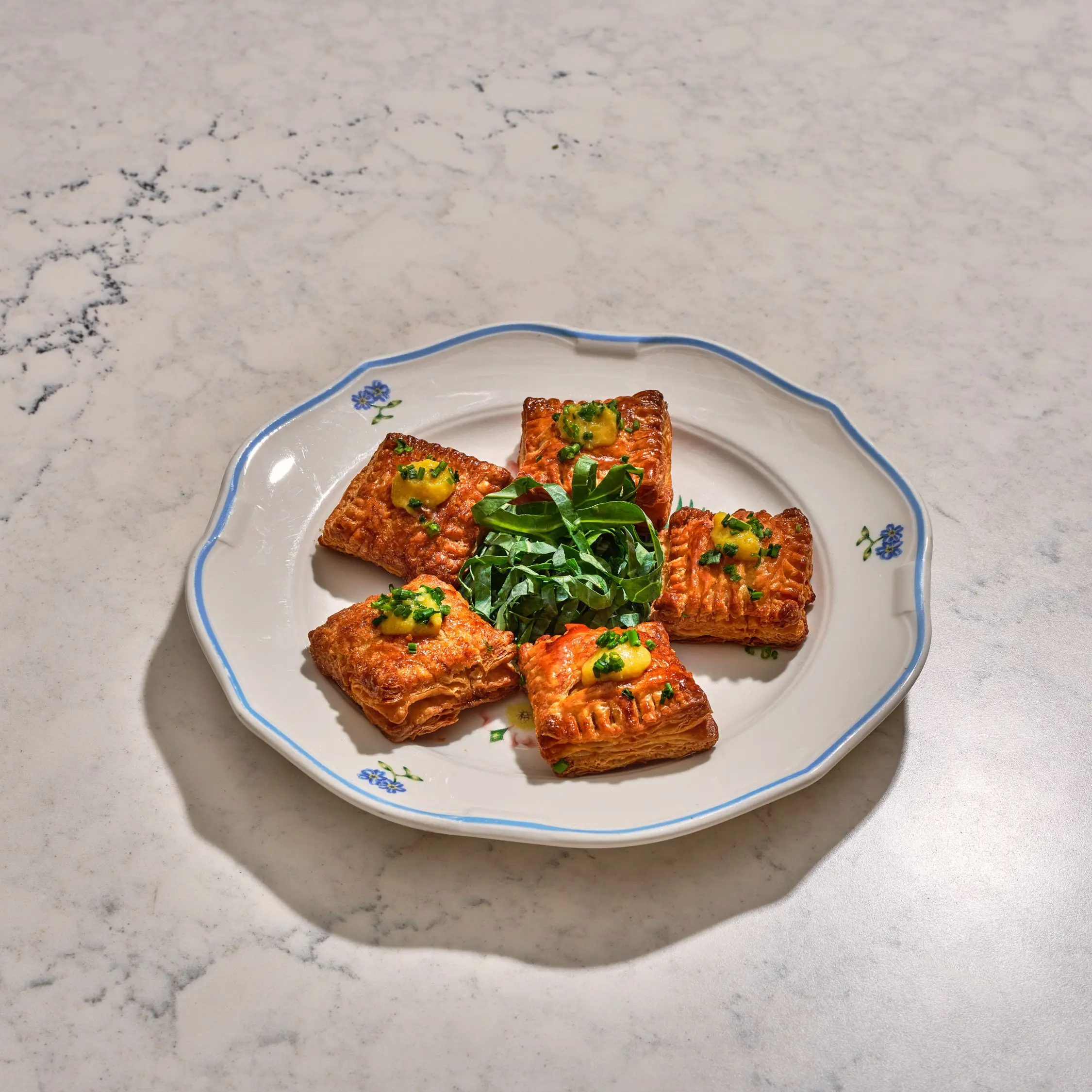 Mordidas Brie assadas com molho jezabel