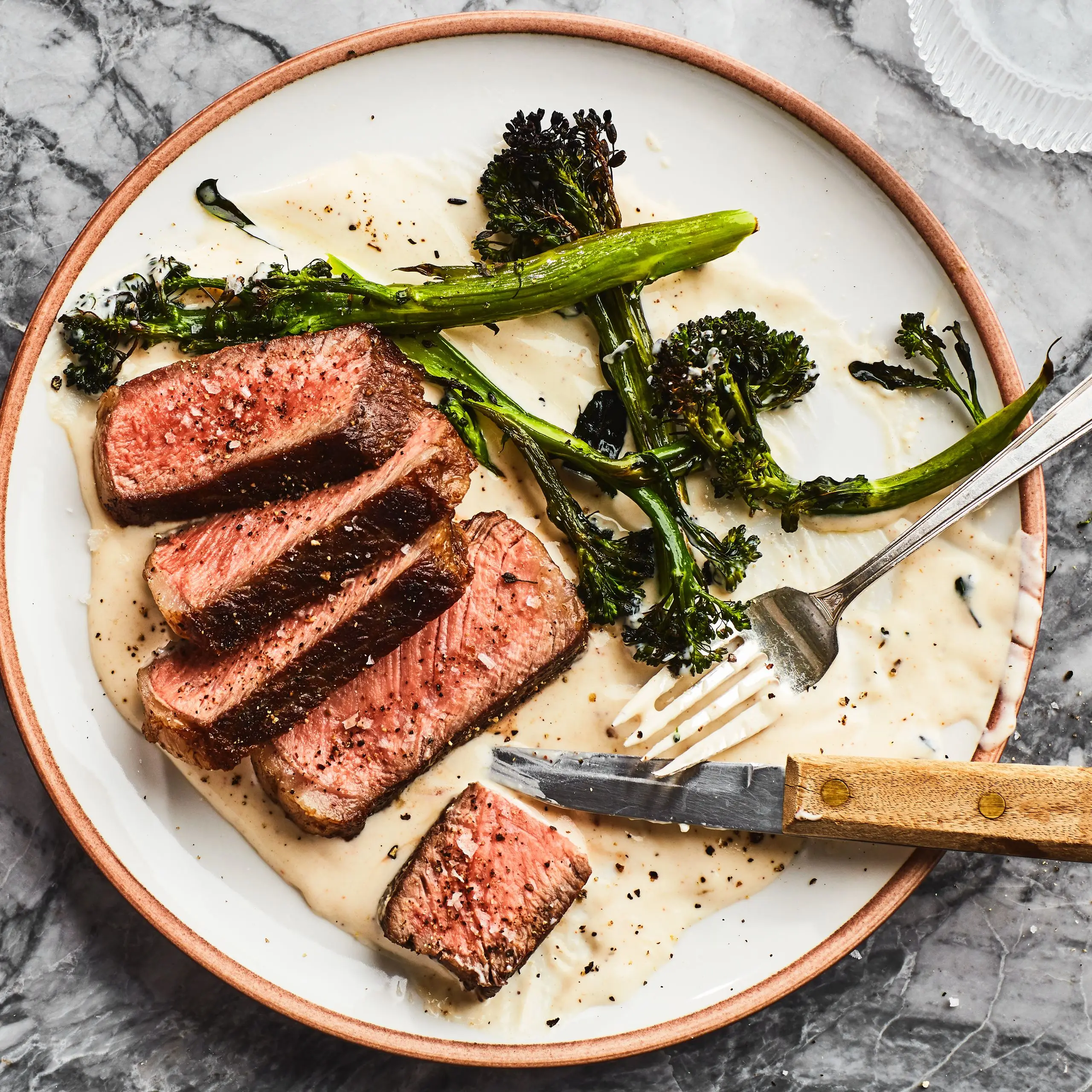 Bife carbonizado e brócoli com molho de queijo