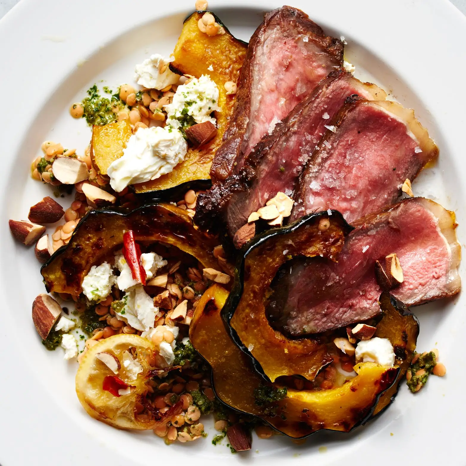 Bife de tira com abóbora de bolotas assadas e lentilhas germinadas