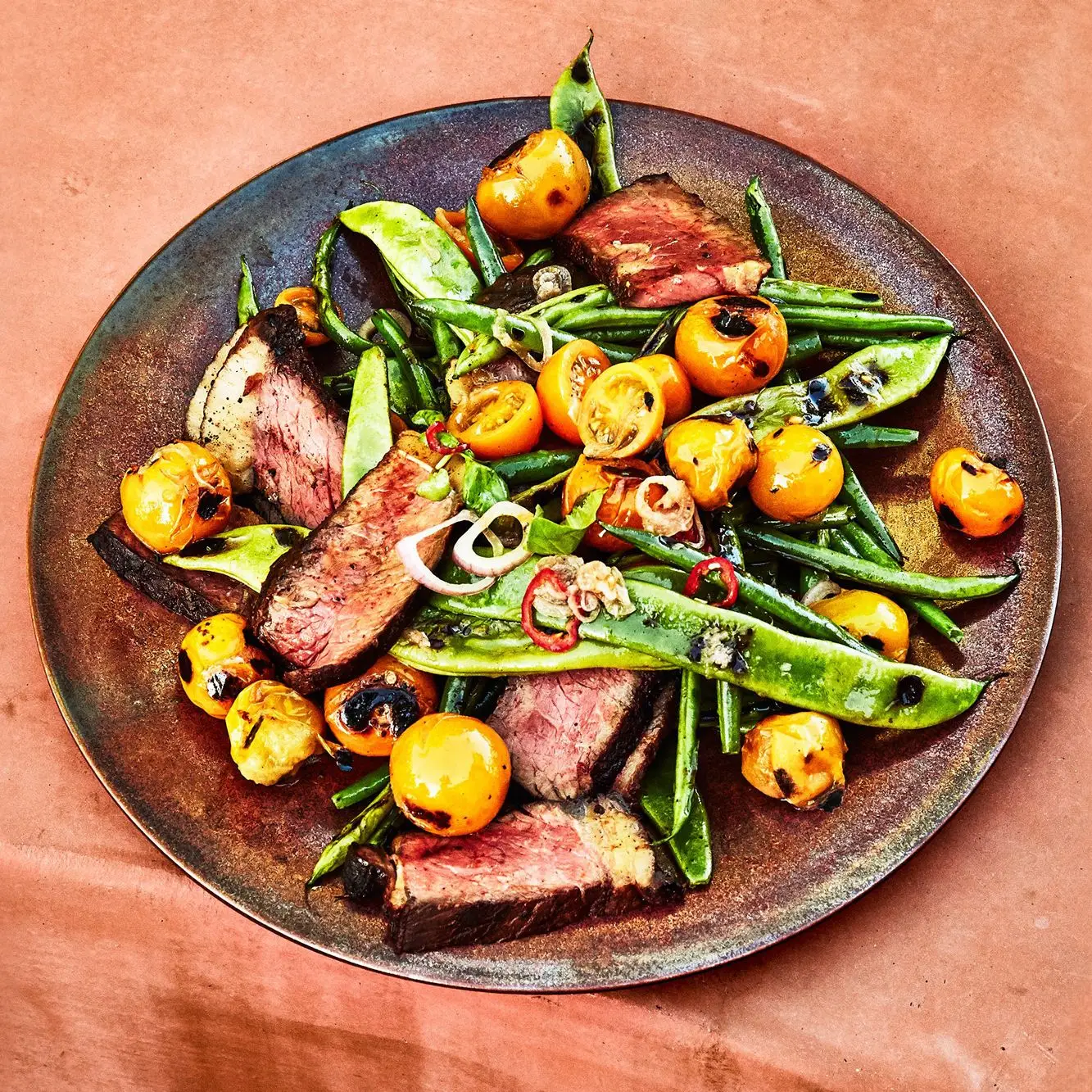 Bife de tira grelhada com tomate empolgado e feijão verde