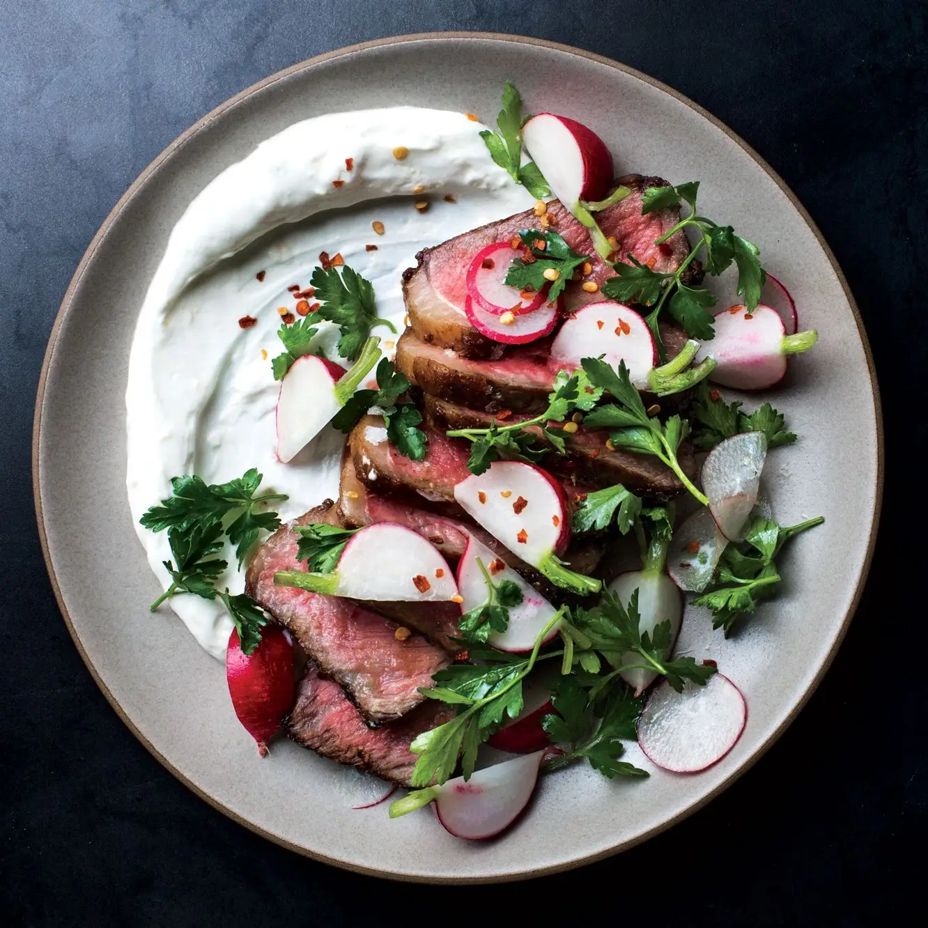 Tiro bife com iogurte de limão e rabanete