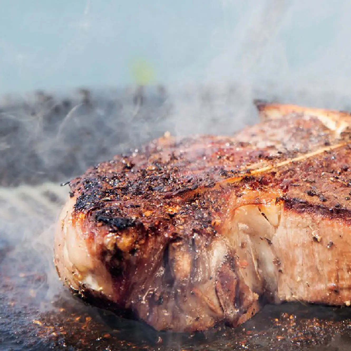 Porterhouse grelhado por ardósia, vegetais de verão e pão de fermento