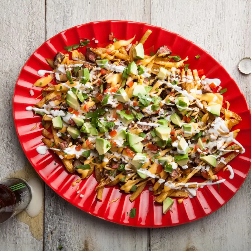 Batatas fritas de queijo carne asada