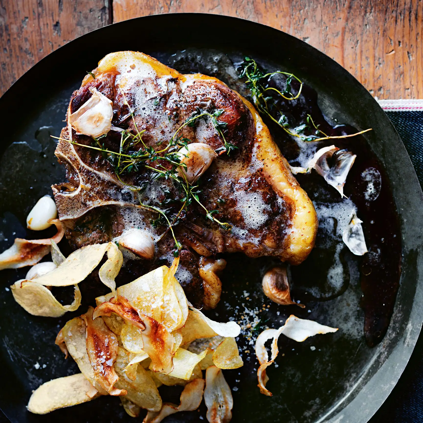 Bife de T-Bone com tomilho e manteiga de alho