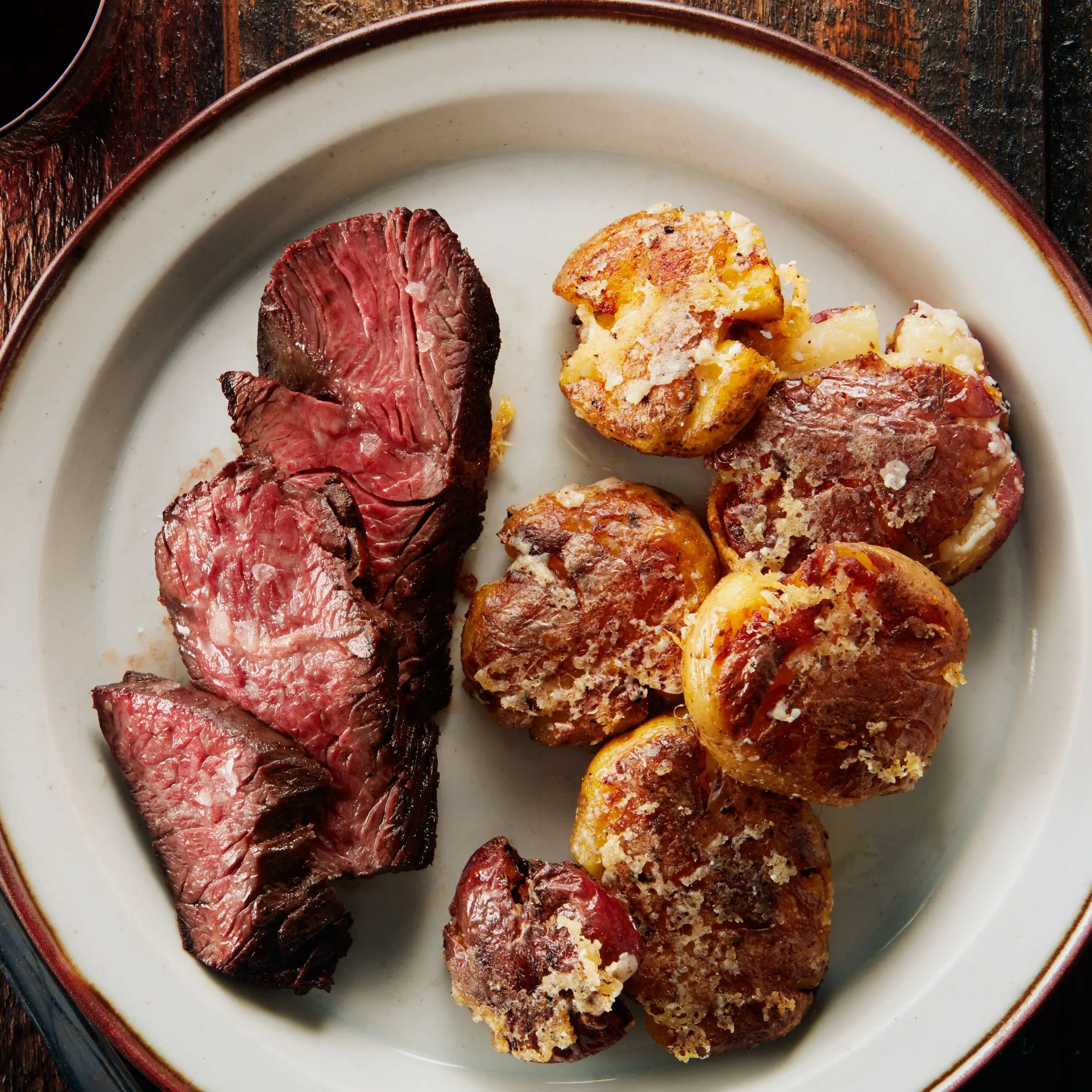 Bife de 3 ingredientes com batatas parmesão crocantes