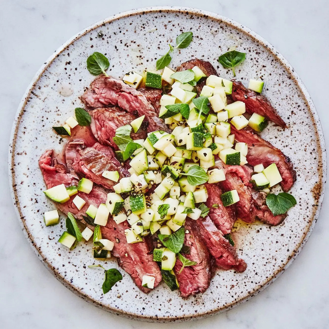 Bife de flanco triturado com salsa de abobrinha