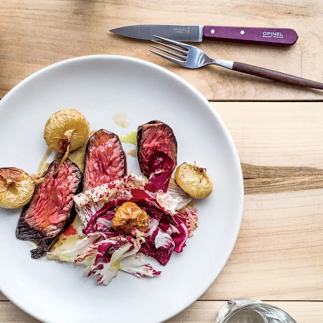 Bife grelhado com cebola cipolina e radicchio