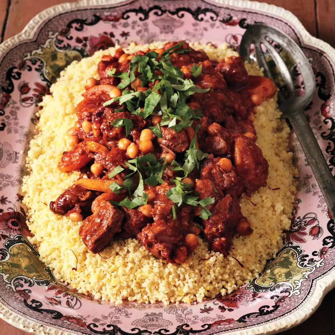 Tagine de cordeiro com grão de bico e damasco