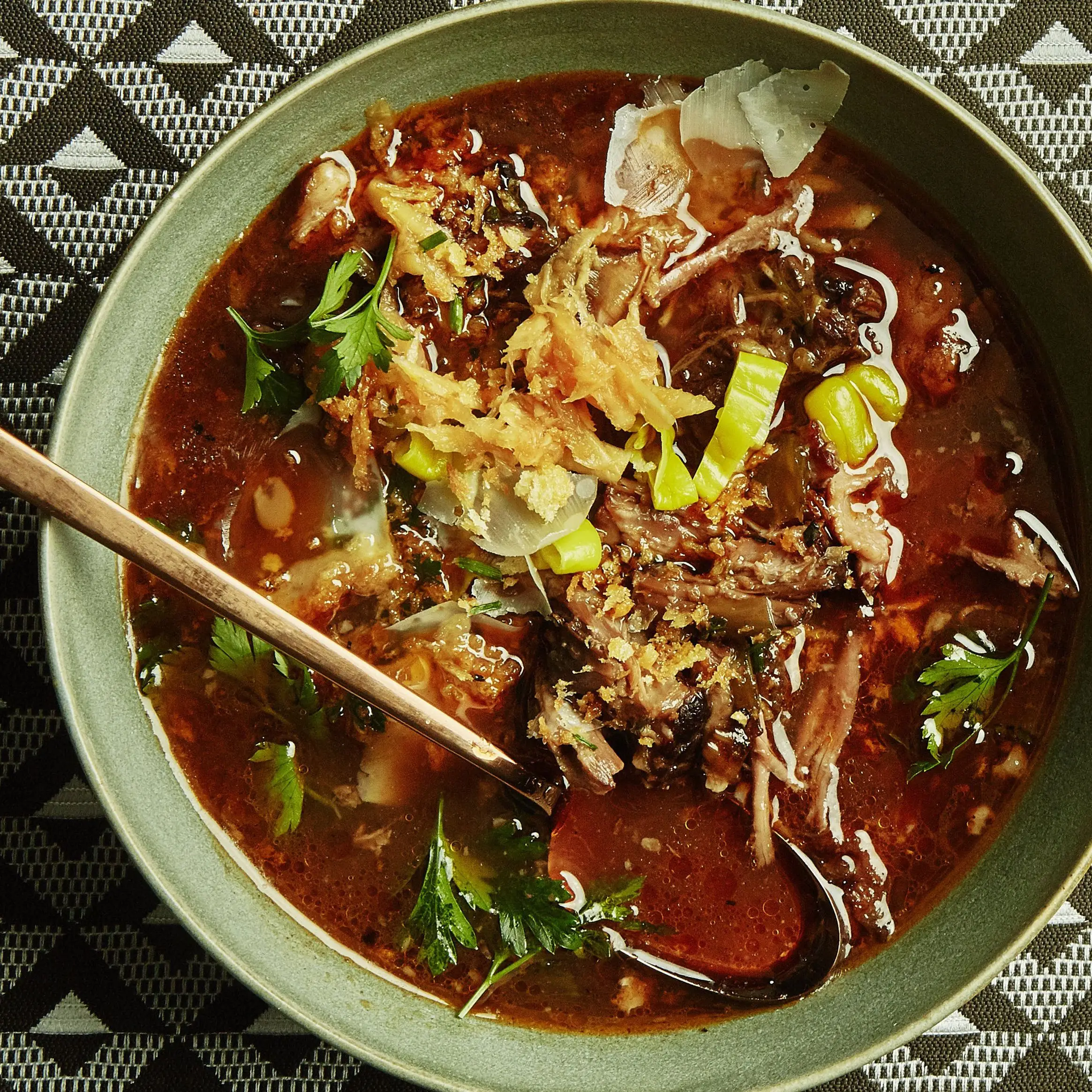 Rabo de boi e ensopado de vinho tinto