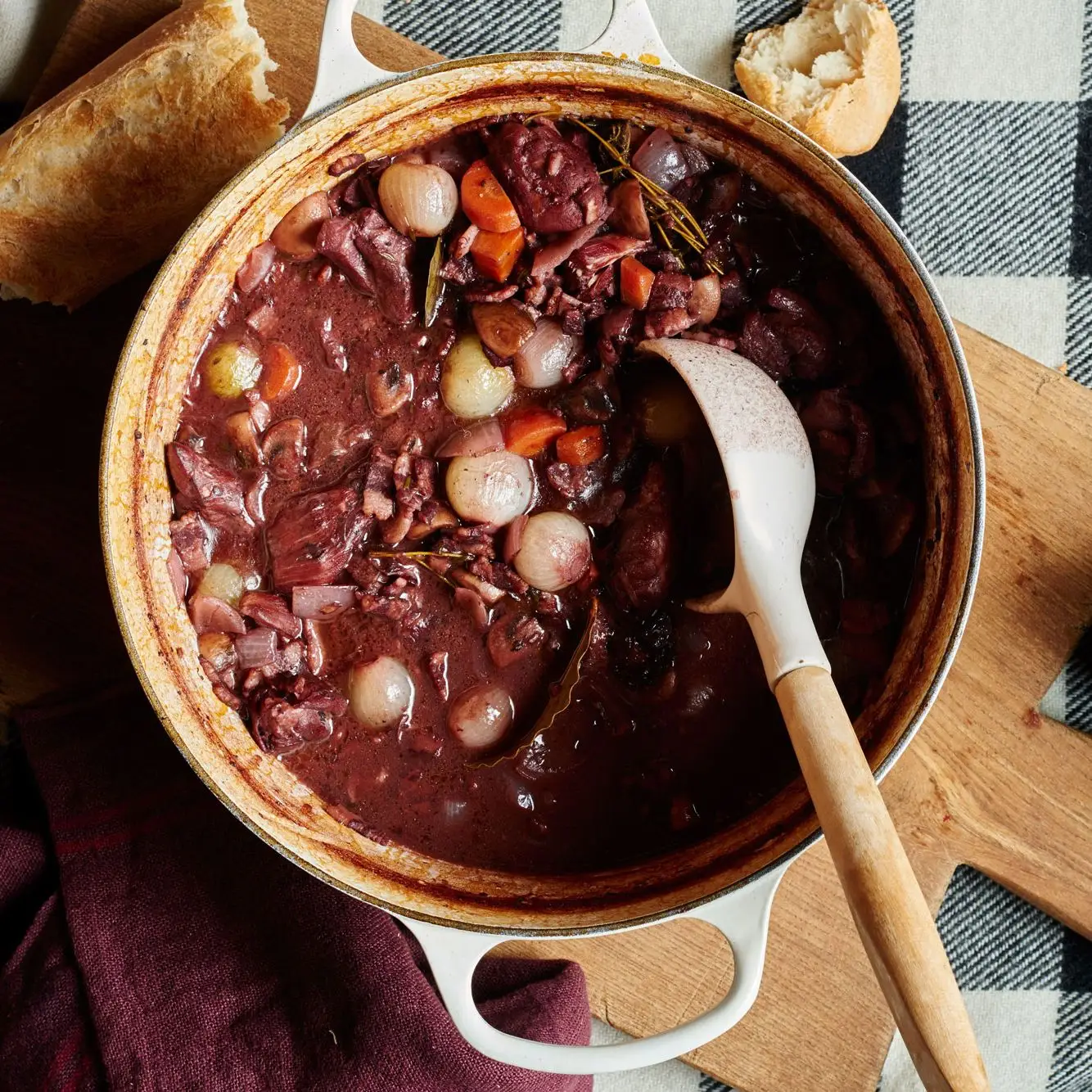 Coq au vin com cacau em pó