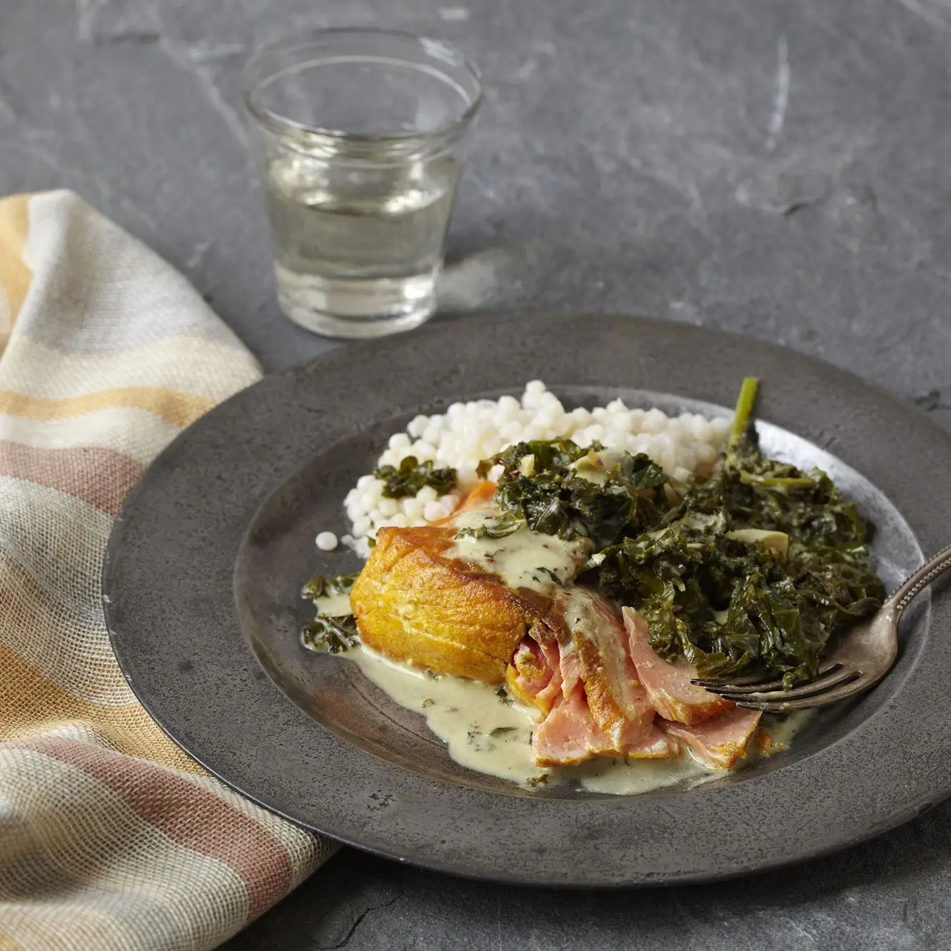 Salmão selvagem cremoso com couve