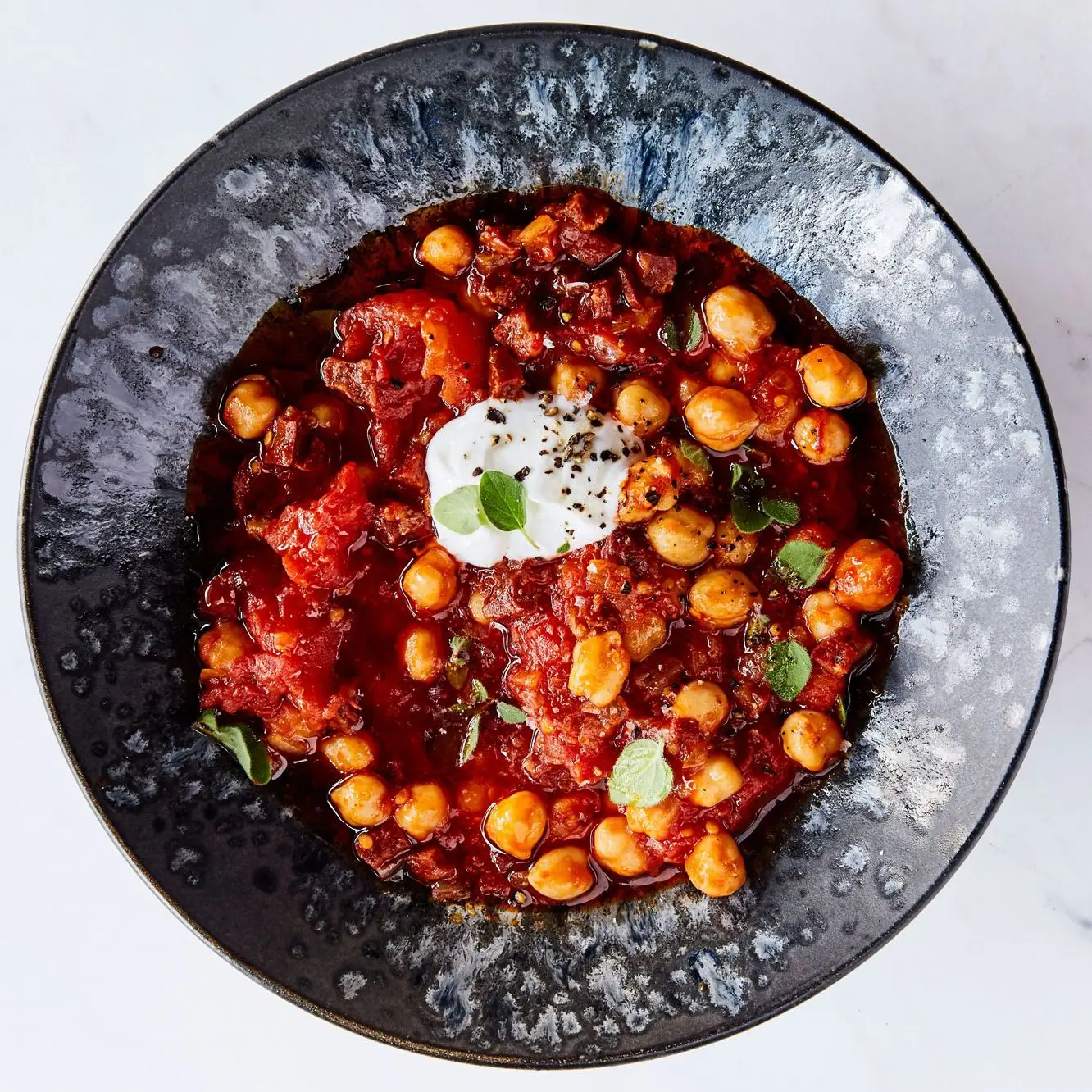 Chouriço, tomate e grão de bico com iogurte