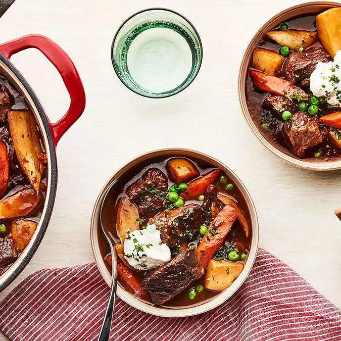 Ensopado de carne clássica com ervilhas e molho de iogurte de rábano cremoso