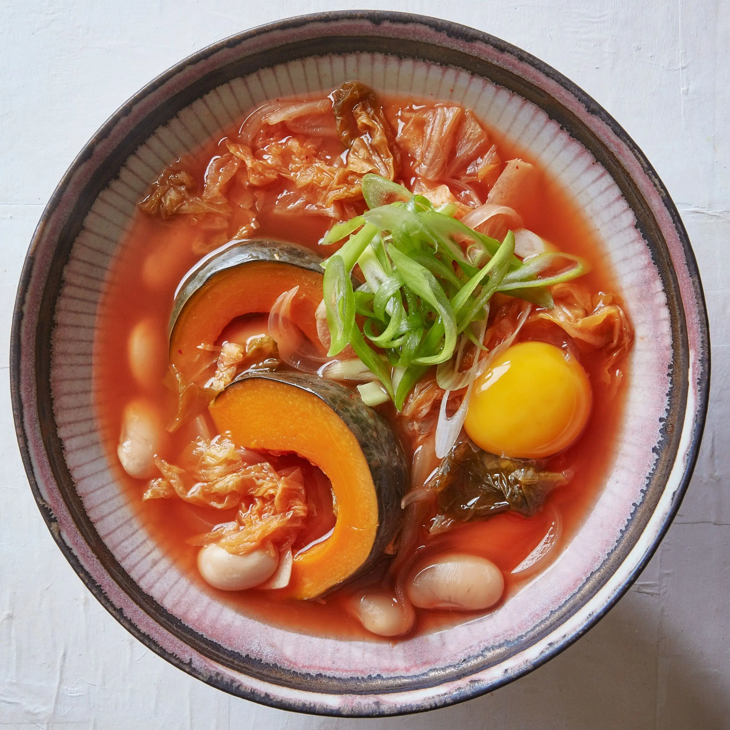 Beans de brothy com kimchi e abóbora