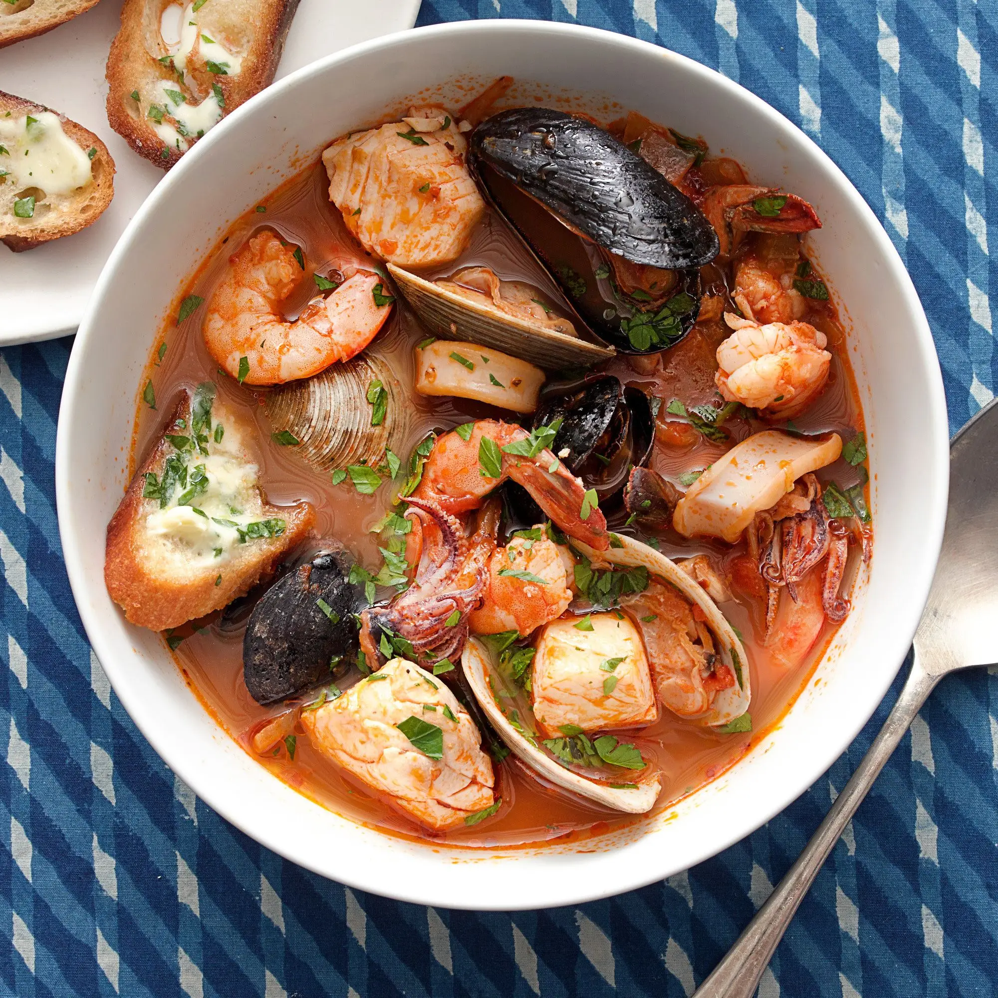 Ensopado de frutos do mar de Cioppino com torradas Gremolata