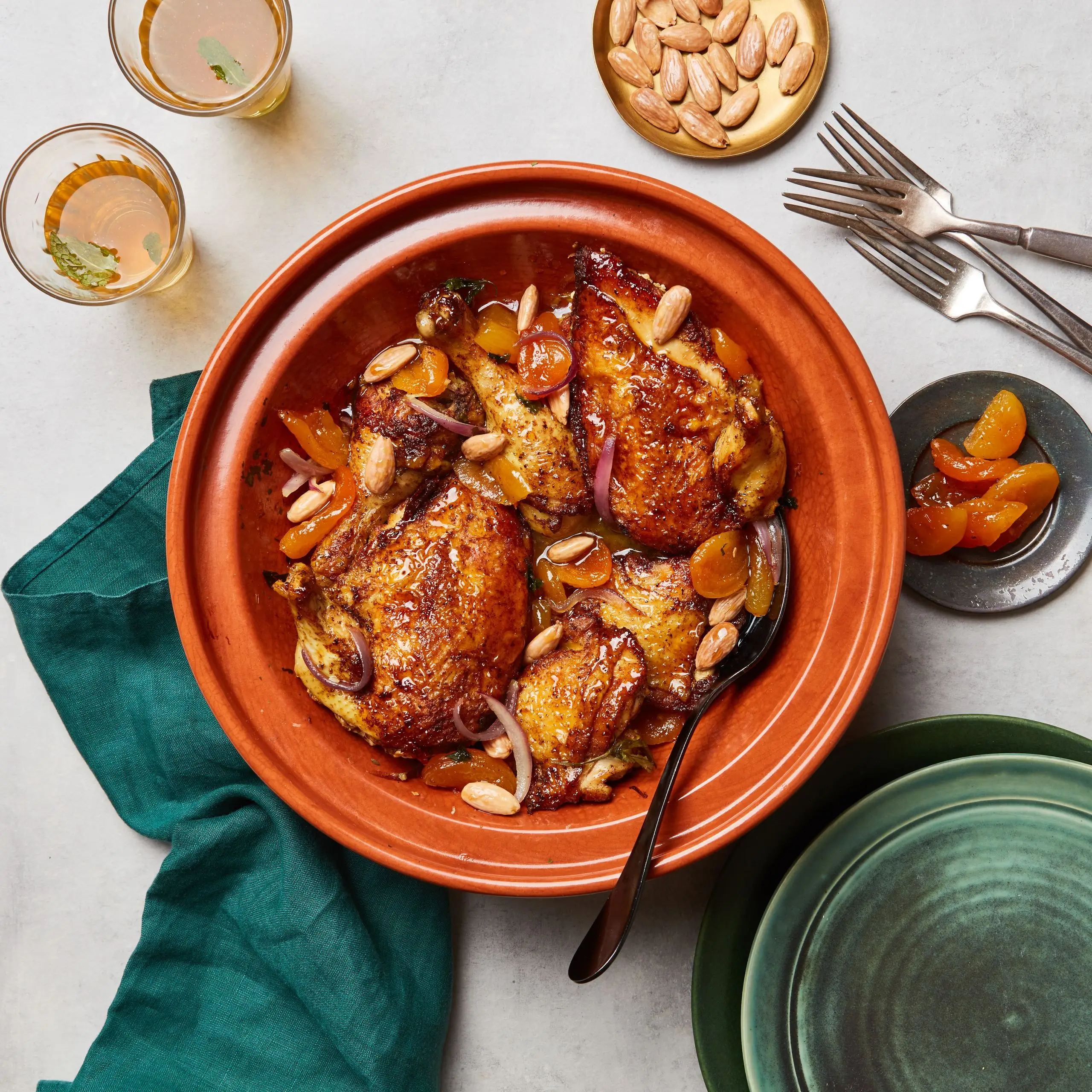 Tagine de frango com damascos e amêndoas