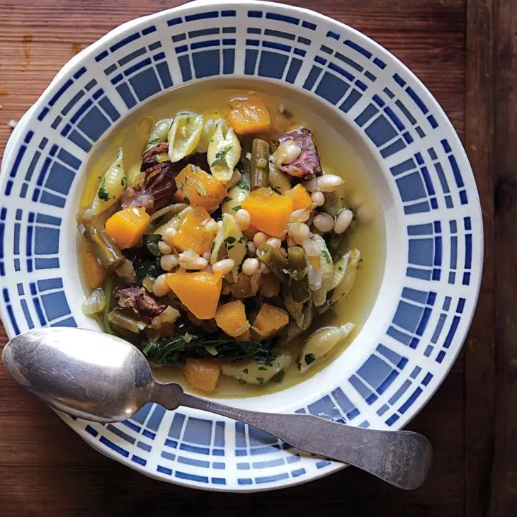 Squash e feijão minestrone
