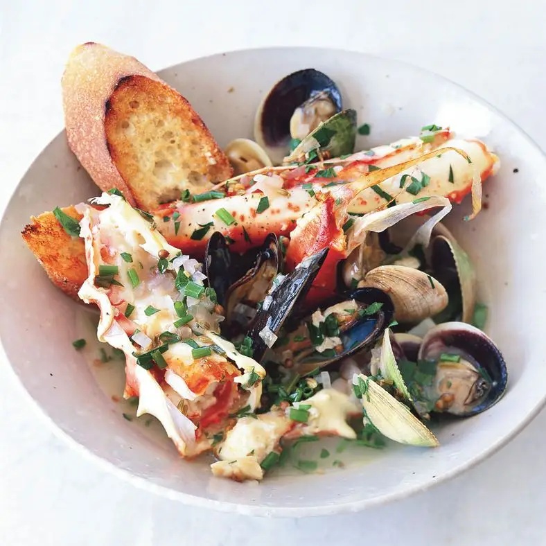 Mariscos assados ​​com coentro, erva -doce e limão meyer