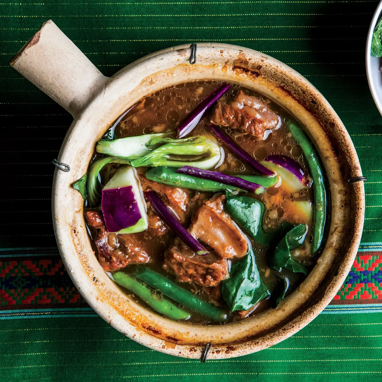 Carne de porco, vegetais e ensopado de tamarindo