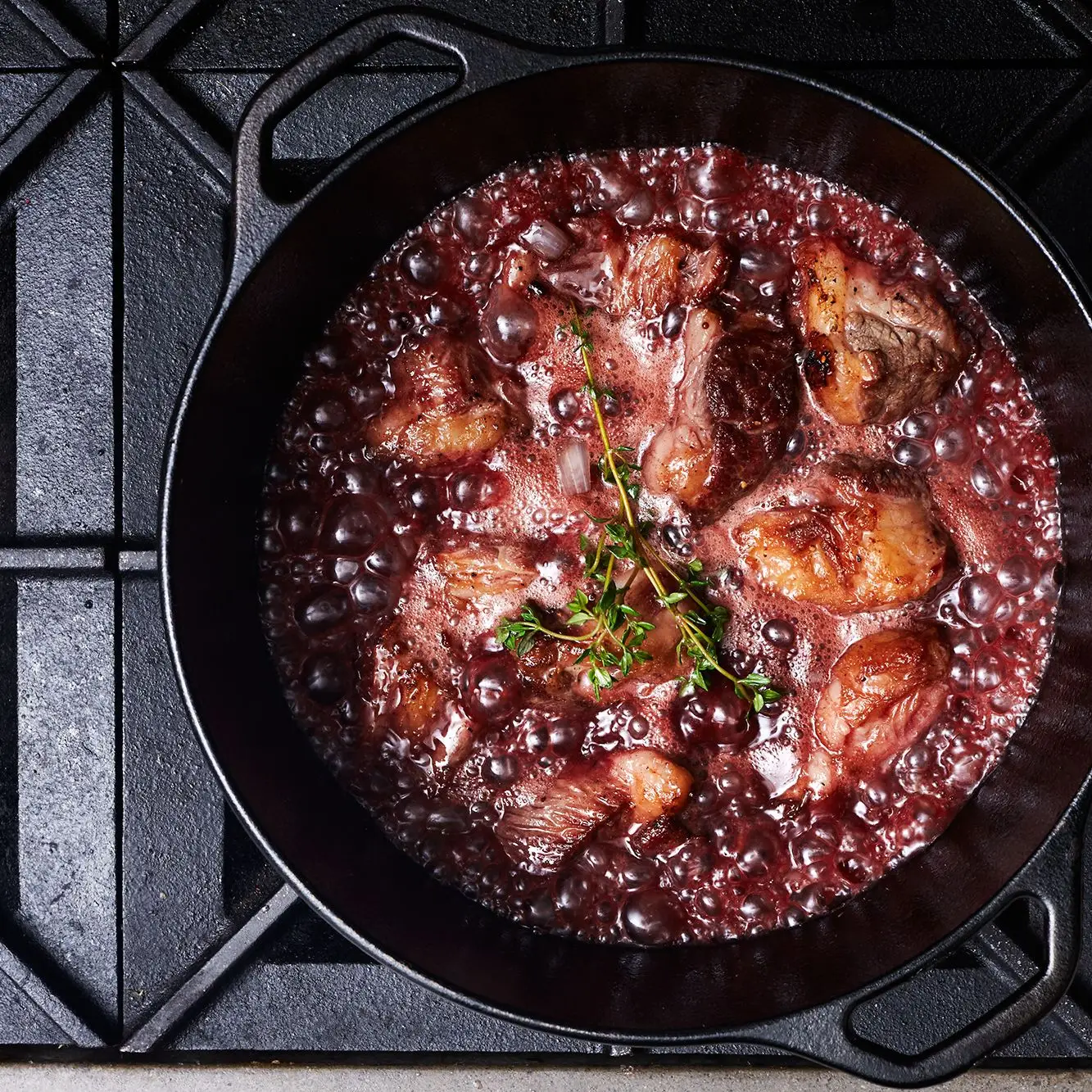 Ensino de costela curta com vinho tinto com batatas, cenouras e cogumelos