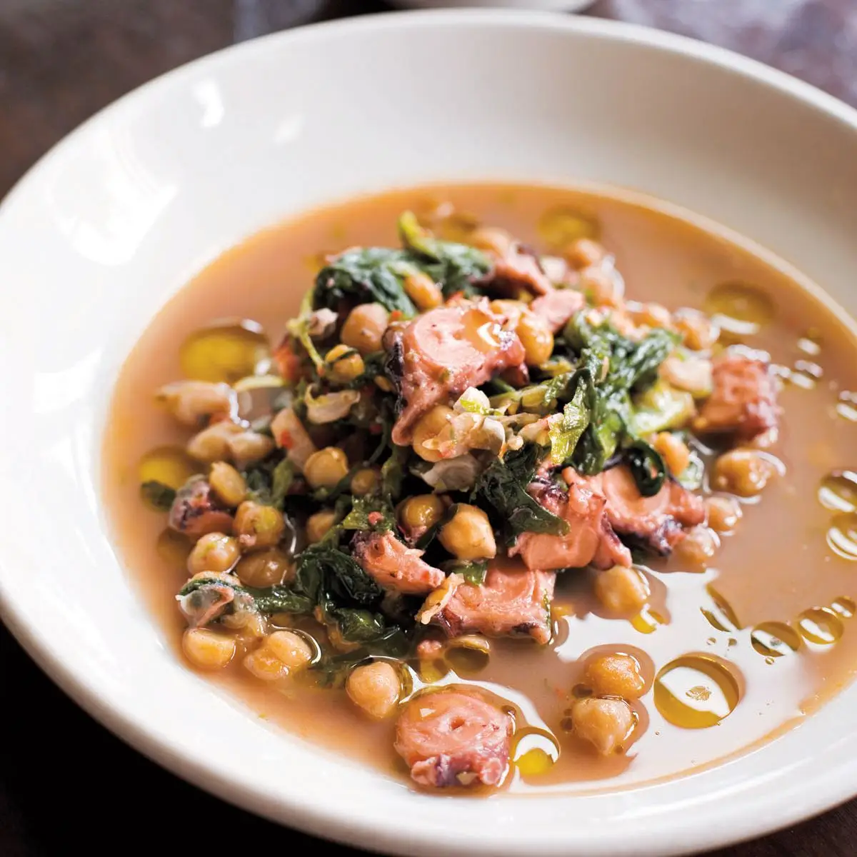 Octopus e Ceci Bean Zuppa com escarola, alho e chiles