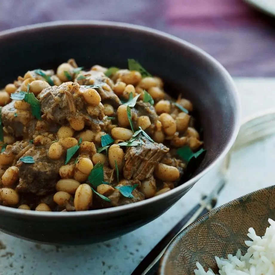 Lamba de cordeiro libanês e ensopado de feijão