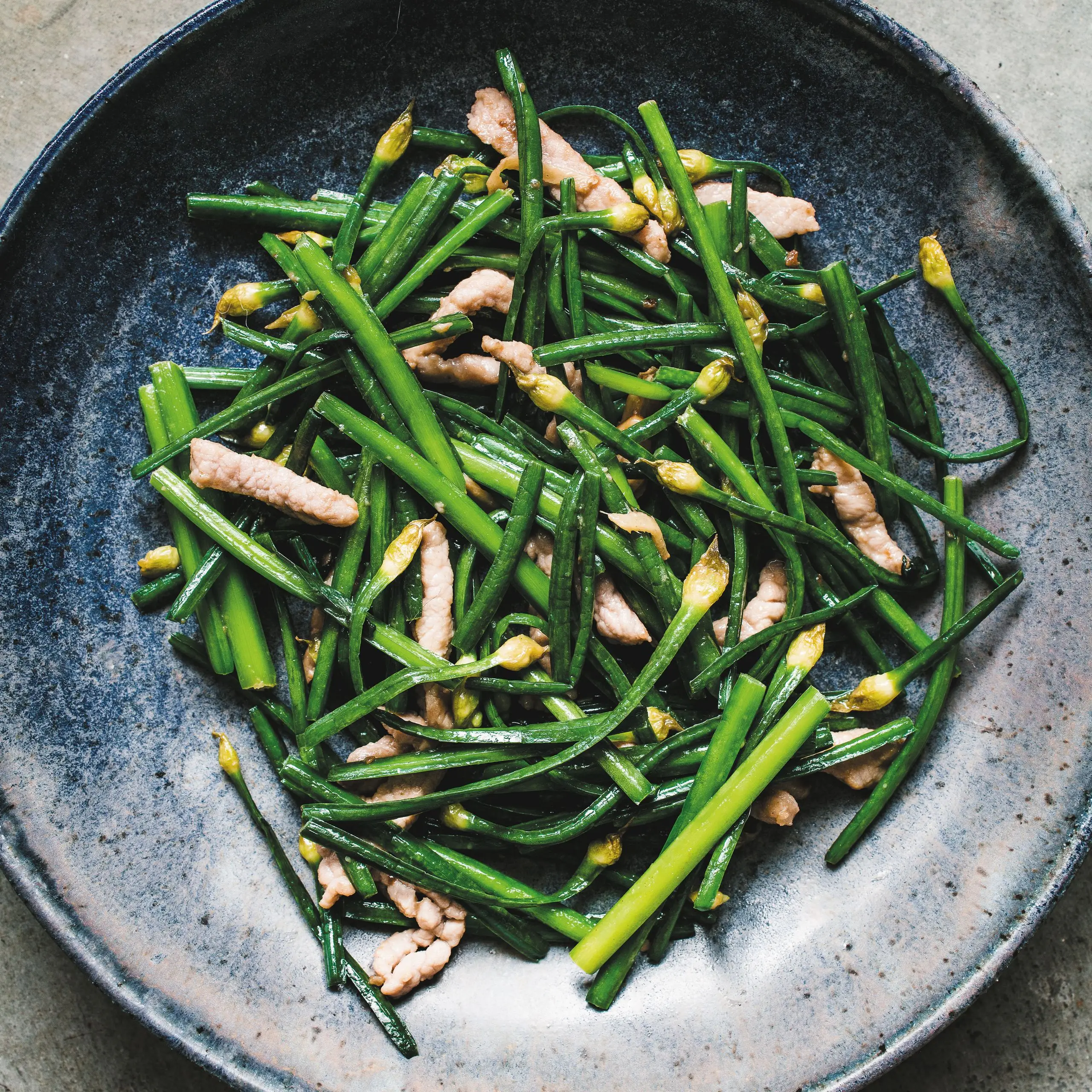 Cebolinhas e lascas de porco (cebolinha frita e lascas de porco | jiǔ cài huā chǎo ròu sī)