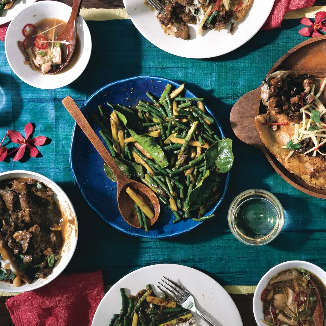 Aspargos fritos e feijões com geléia de chile e folhas de limão