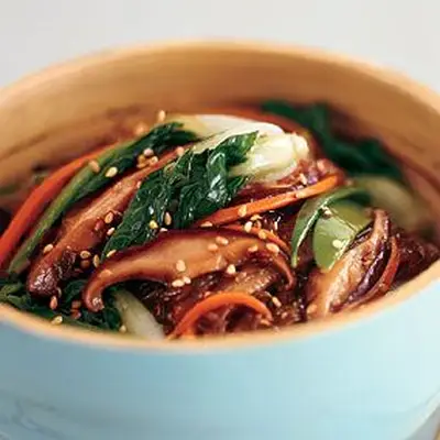 Macarrão de batata-doce frite com soma choy e cogumelos shiitake