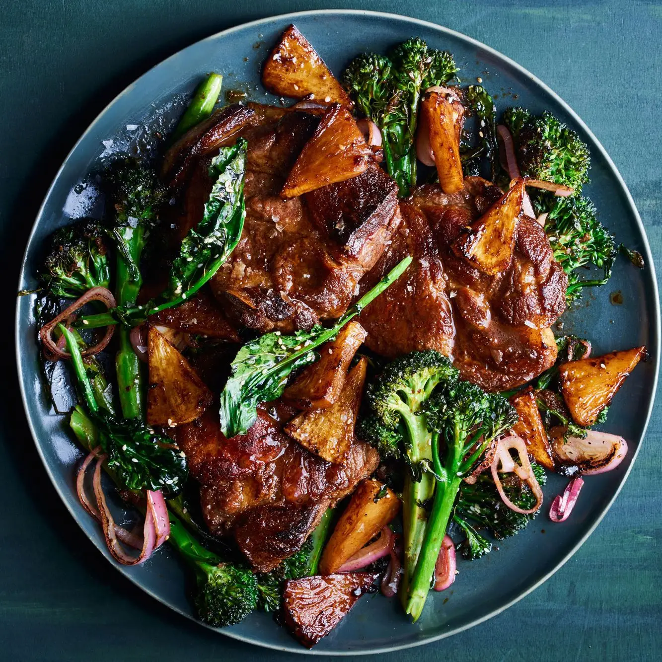 Ombro de porco com abacaxi e brócolis de gergelim