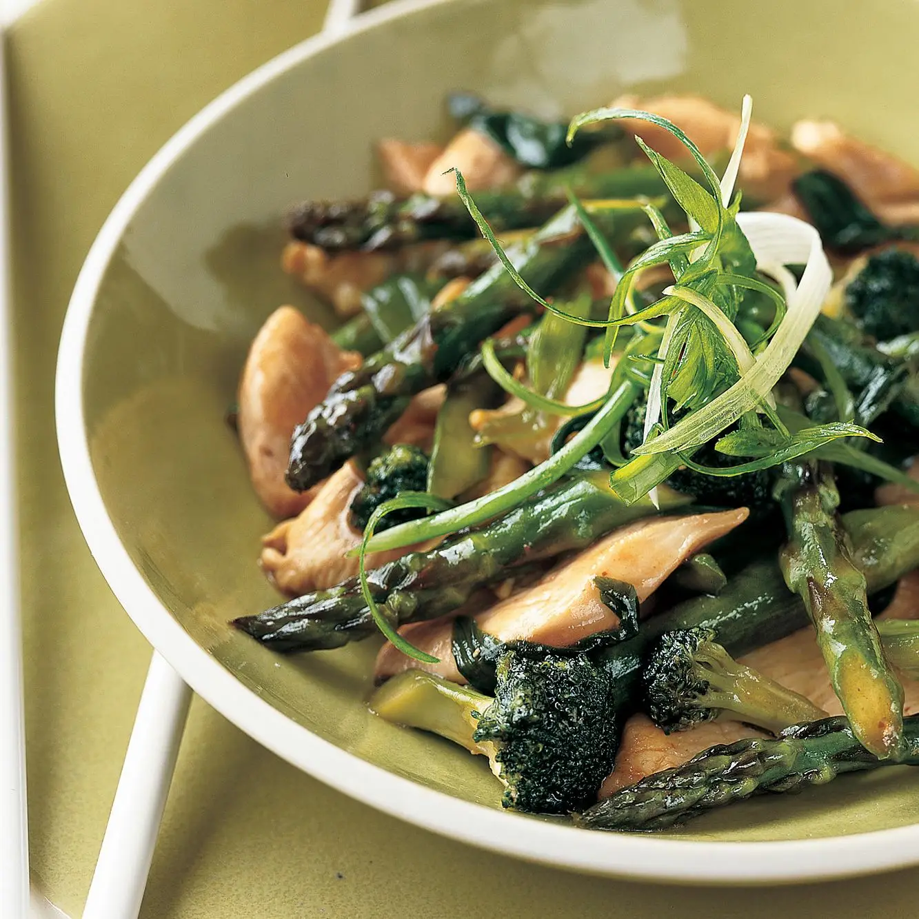 Frango, aspargo e brócolis fritar