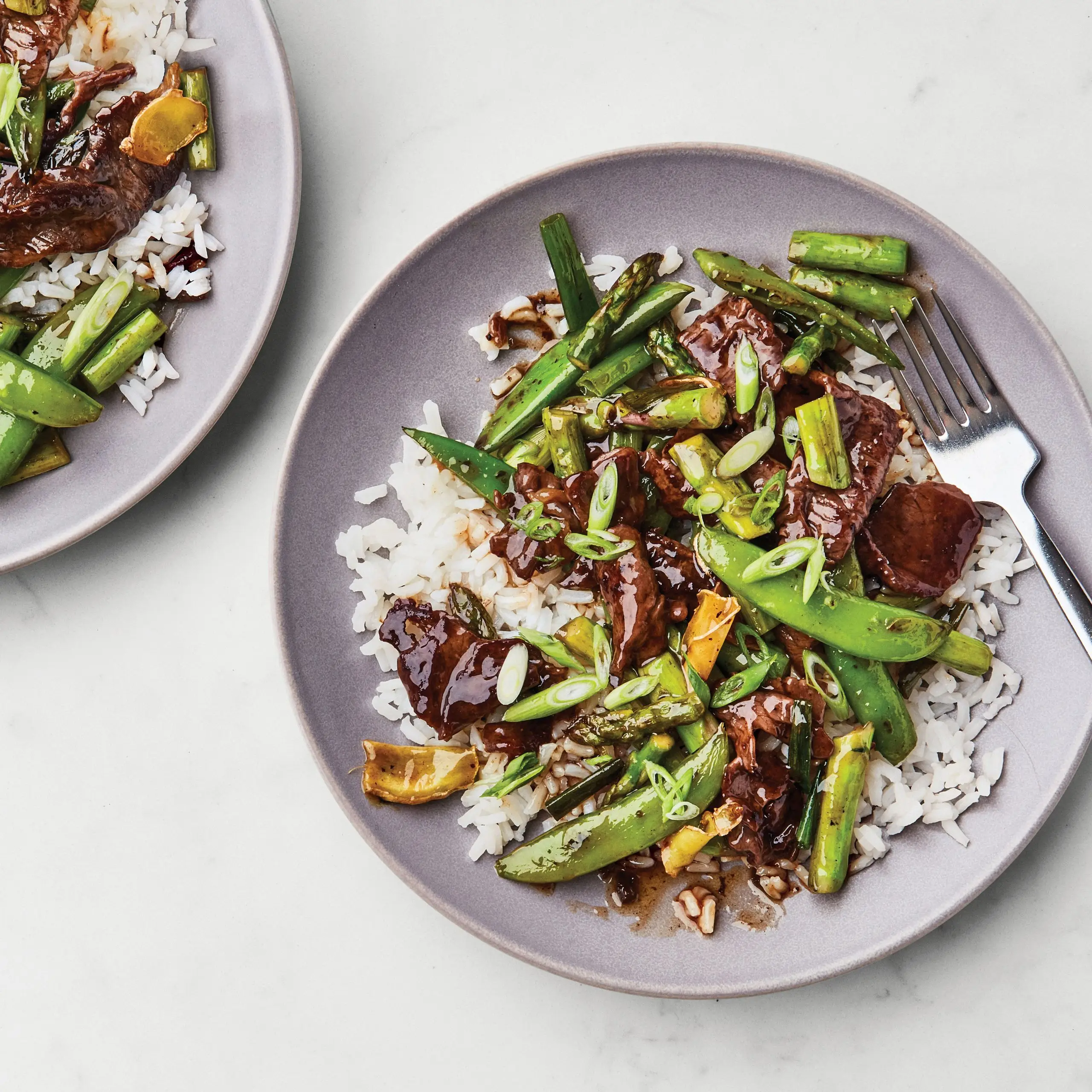 Bife e primavera de legumes fritar