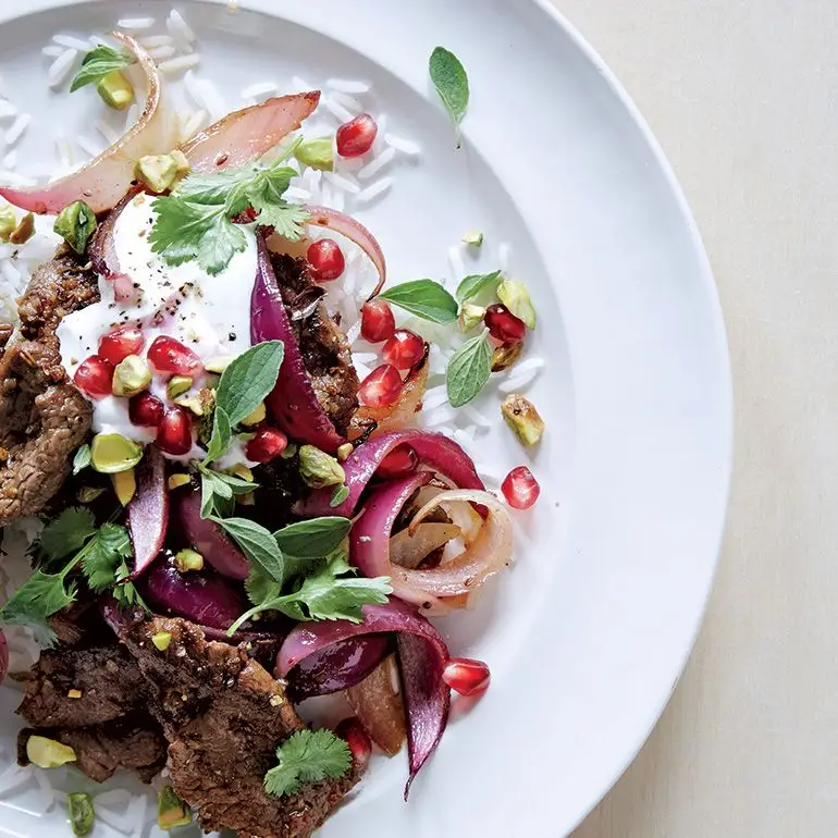 Cordeiro frite com romã e iogurte