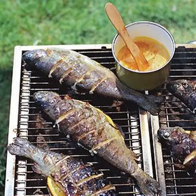 Baixo listrado grelhado com manteiga de areia laranja
