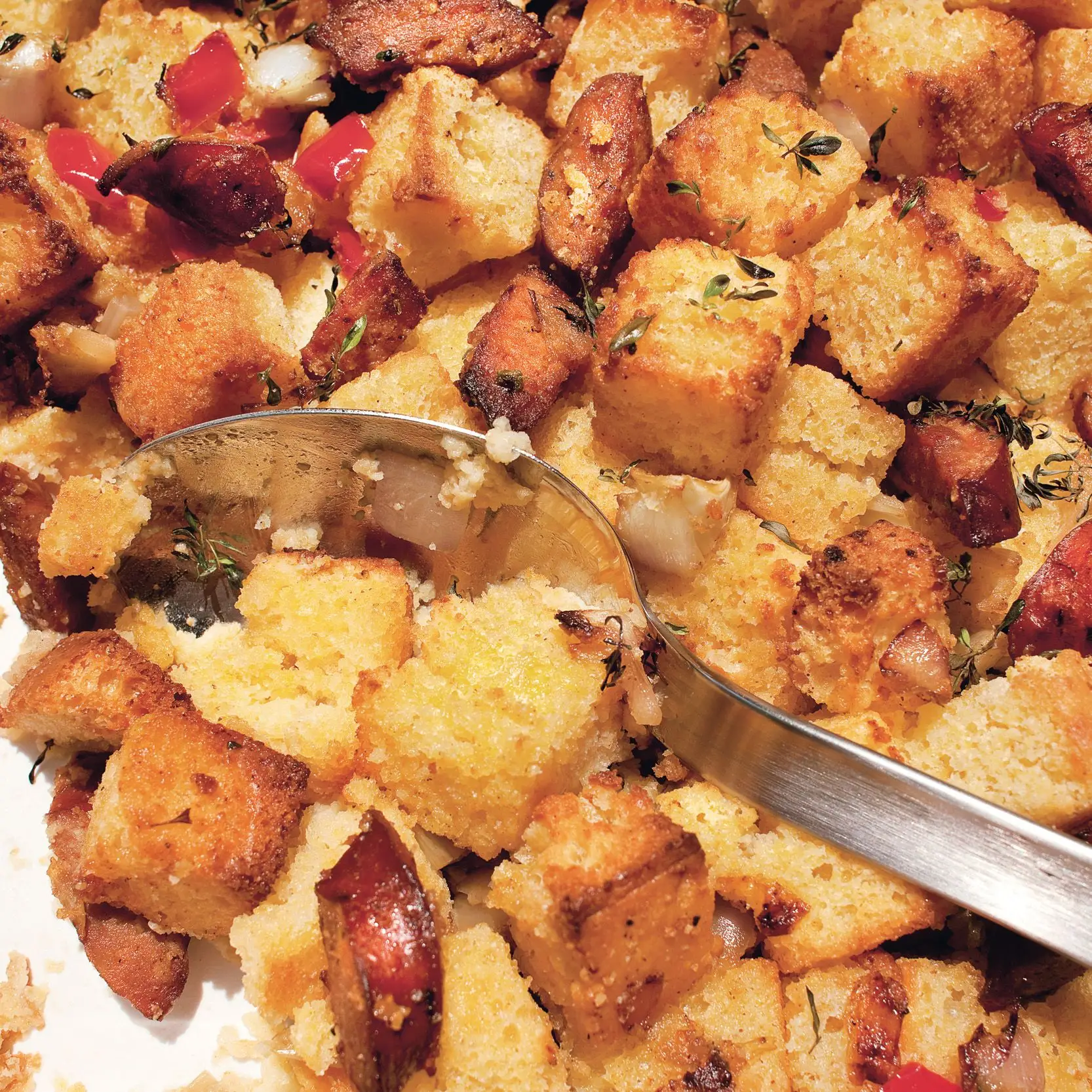 Aparos de pão de milho com Andouille, erva -doce e pimentão