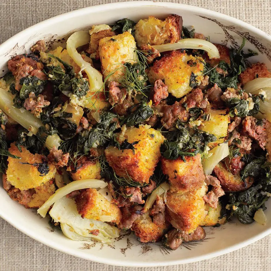 Espinafre, erva -doce e salsichas com brioche tostado