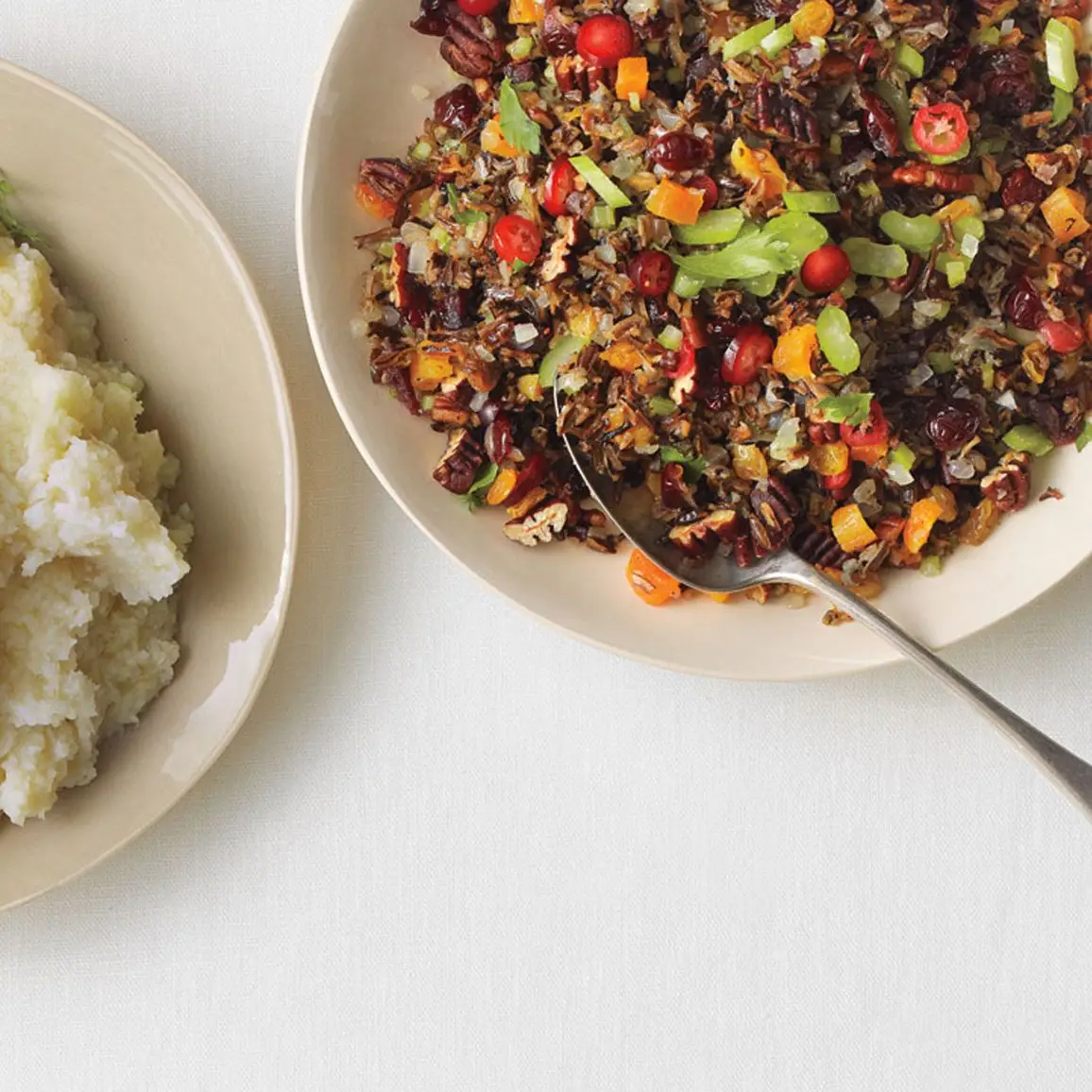 Arroz selvagem, frutas e recheio de nozes