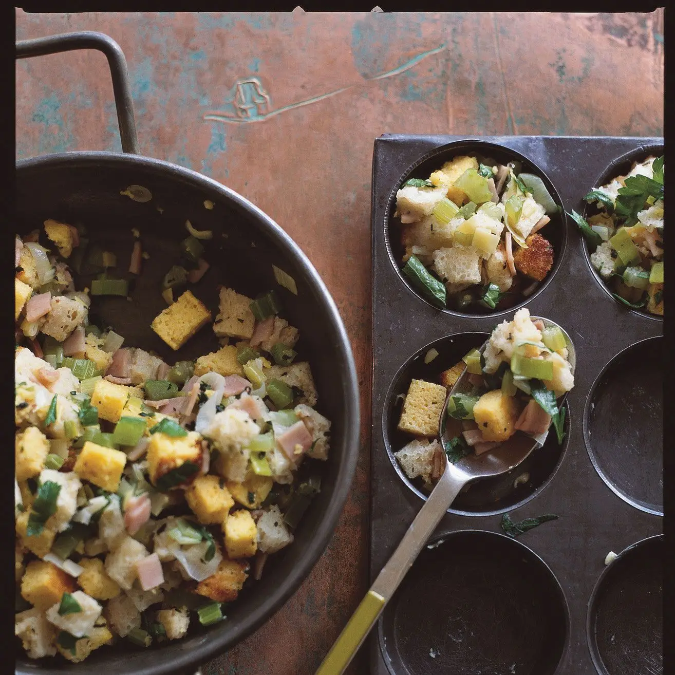 Muffins de enchimento de pão de milho com presunto e sálvia